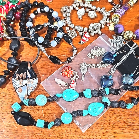 Large wearable jewelry lot 3 lbs. Vintage to modern, some new - Picture 3 of 12
